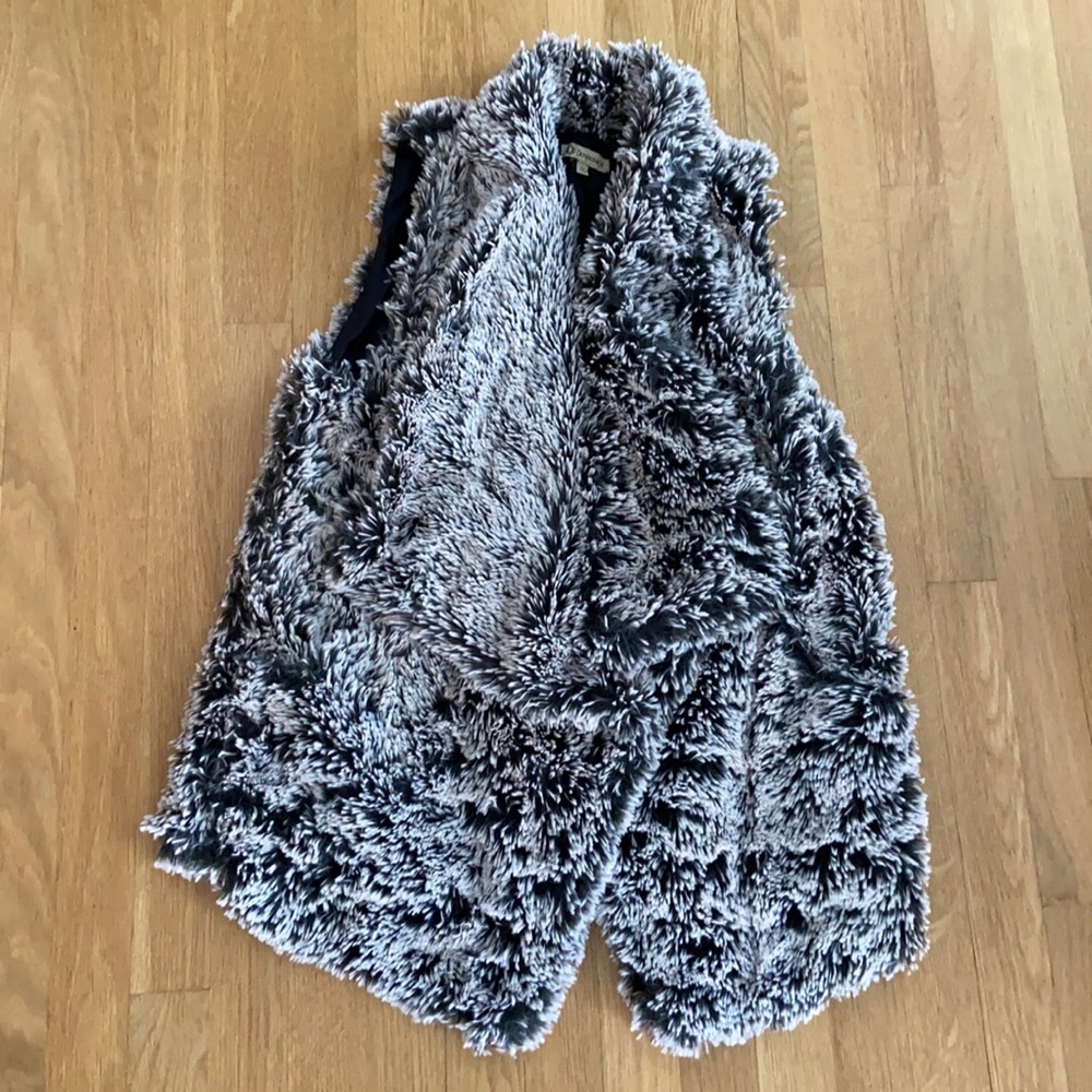 Democracy NWOT Open Front Faux Fur Vests